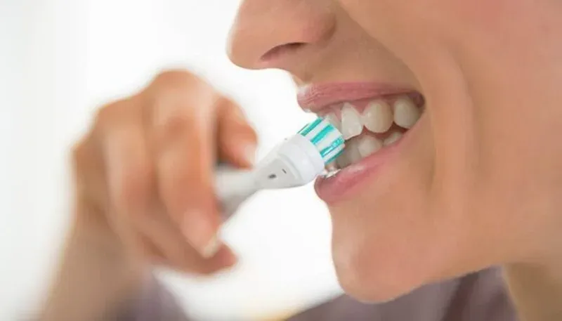 oral-b zahnbürste im vergleich mit normaler zahnbürste
