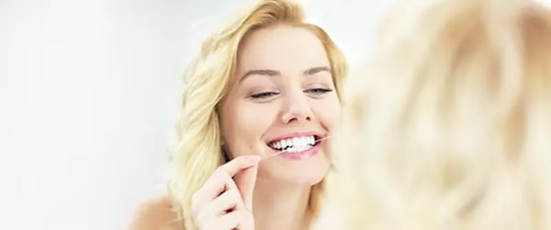 weiße Zähne mit Zahnbleaching