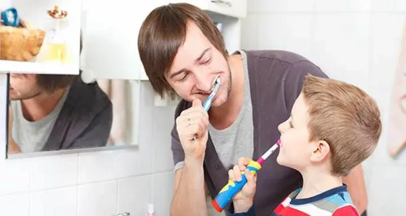 Kind putzt die Zähne