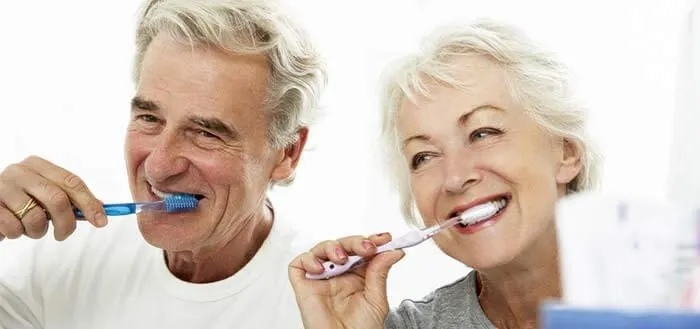 Rentnerpaar putzt gemeinsam die Zähne