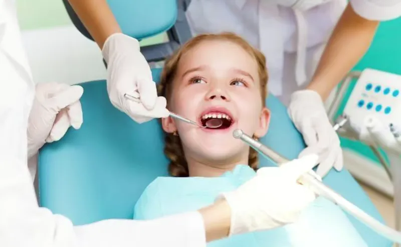 kind beim zahnarzt