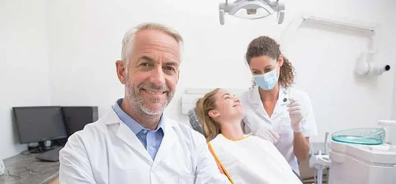 kaputte zähne beim Zahnarzt behandeln