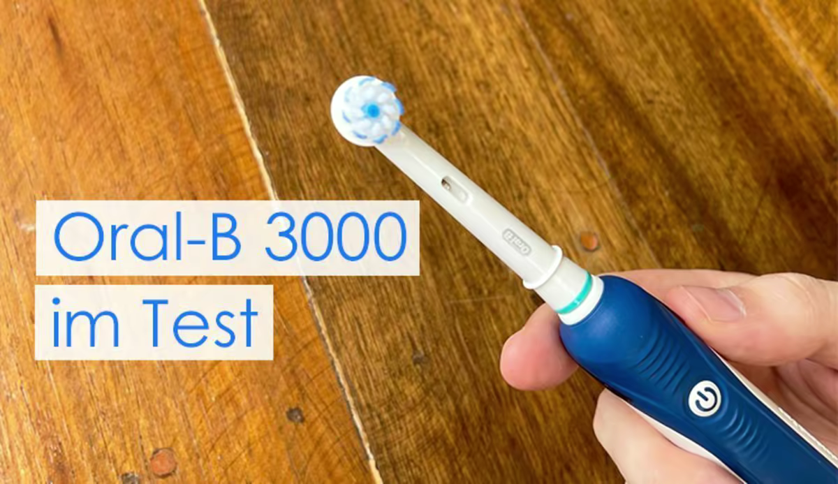 oral-b pro 3000 zahnbürste in der hand gehalten