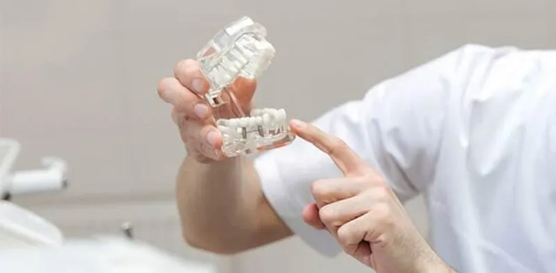 Arzt mit Zahnprothese