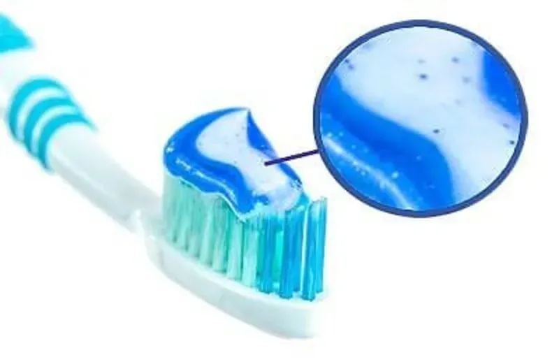 zahnbürste mit zahnpasta