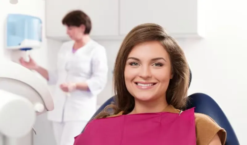 lächelnde Frau vor Behandlung