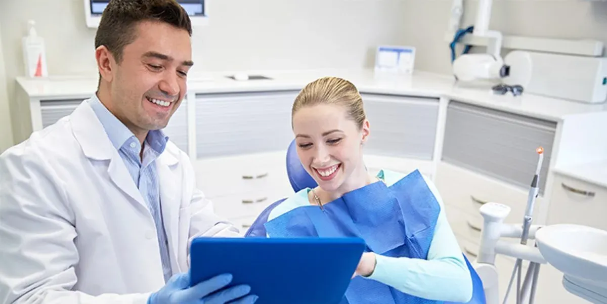 Patientin beim Zahnarzt